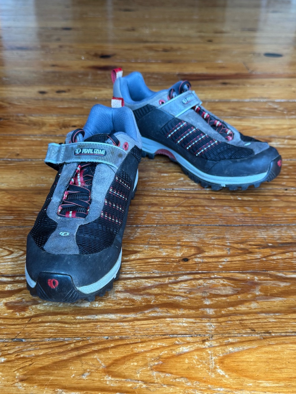 Pearl Izumi X-Alp Men's Gray and Black Mountain Bike Shoes. Size EUR 43 (9 1/2)